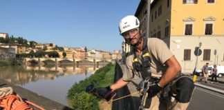 Arno a Firenze: spettacolari interventi in quota su corda per rimuovere le piante pericolose per i muri di sponda