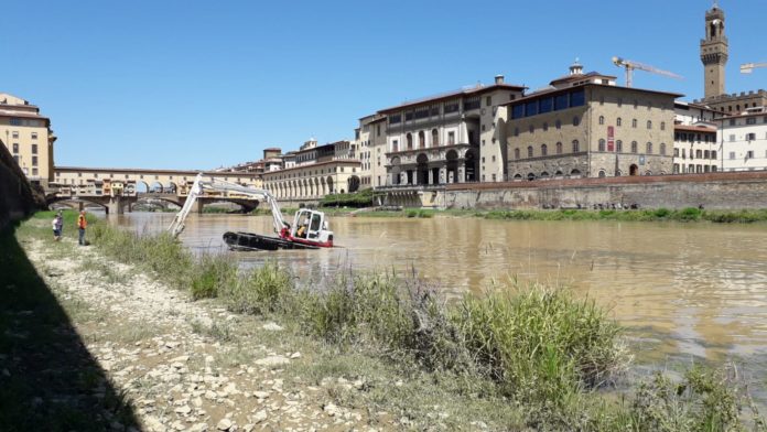 Escavatore anfibio in Arno a Firenze_CBMV_08.2019 (2)