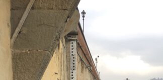 ARNO A FIRENZE: RESTAURATO L’ANTICO IDROMETRO IN MARMO AGLI UFFIZI