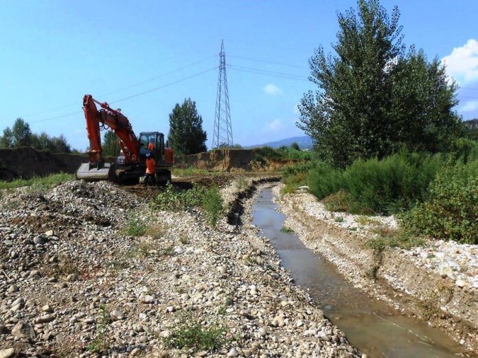 Una_recente_erosione_arginale_in_fase_di_riparazione_da_parte_del_CBMV