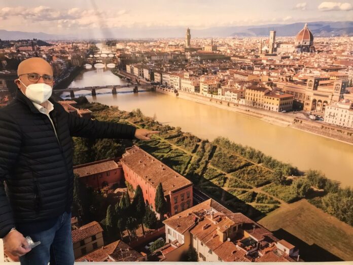 Il Presidente CBMV Marco Bottino in visita alla mostra RIVA indica il Terzo Giardino
