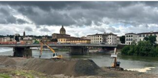 Arno a Firenze: a lavoro sui sedimenti sotto Lungarno Amerigo Vespucci